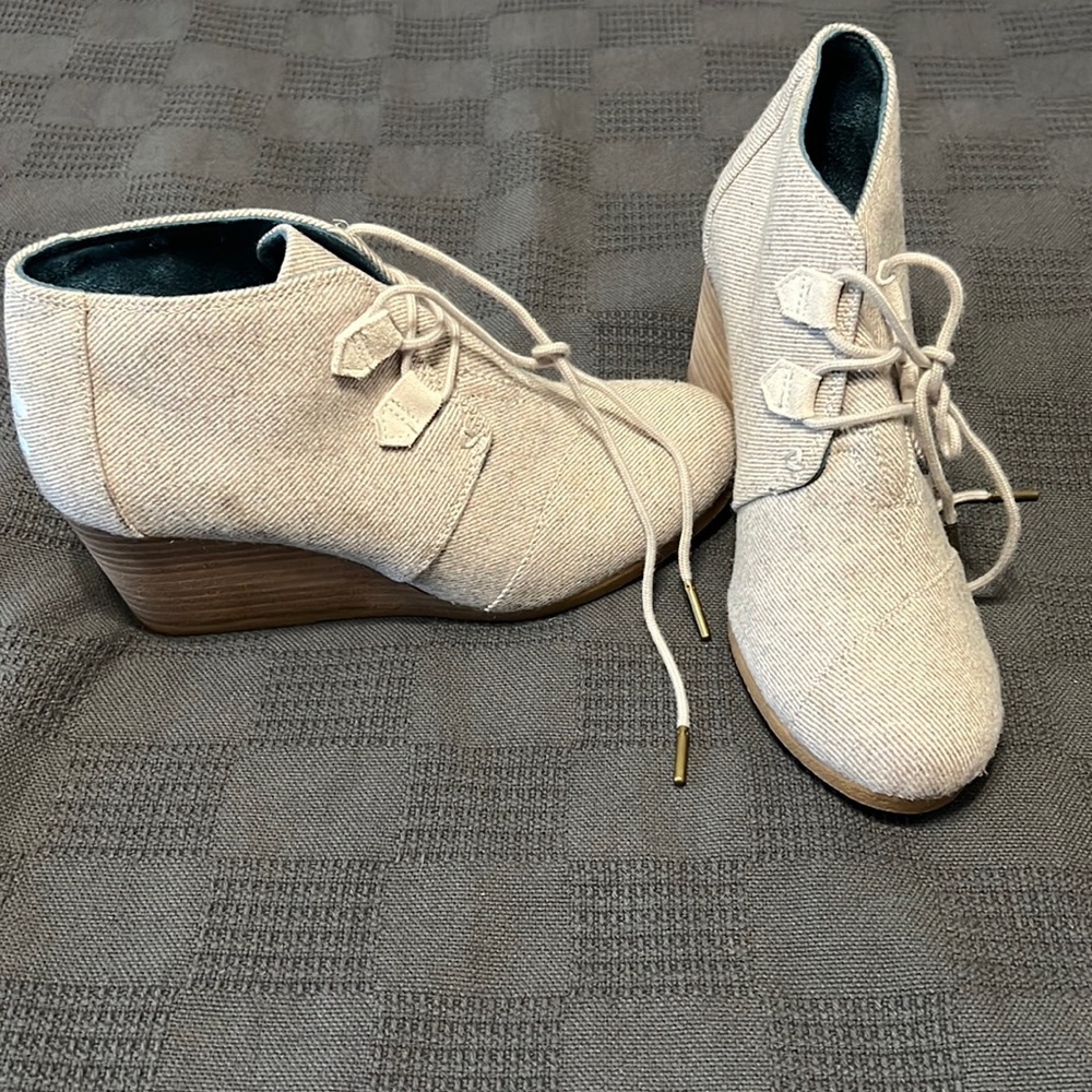 Toms size 8 wedges